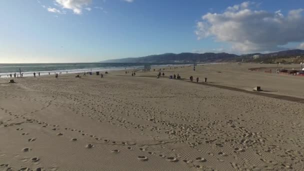 La gente acuden a la playa en un día caluroso — Vídeo de stock