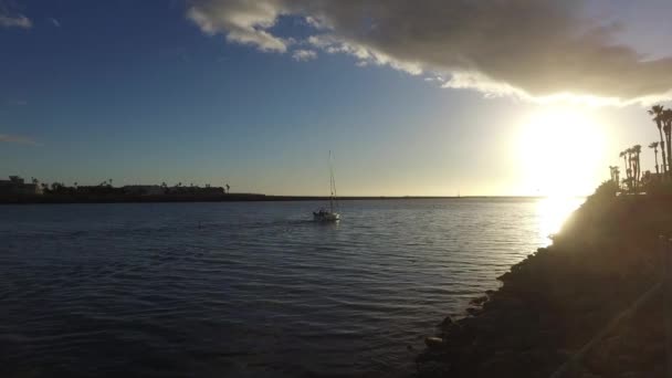 Zeilboot verlaten de jachthaven — Stockvideo