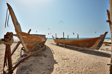 Tekneler sahilde gündoğumu zaman