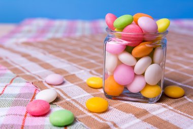 Masada kavanoza renkli şeker