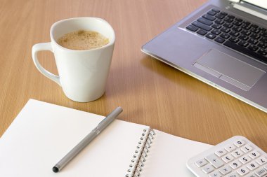 Ofis Masası fincan kahve ve dizüstü bilgisayar ile