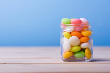 Masada kavanoza renkli şeker