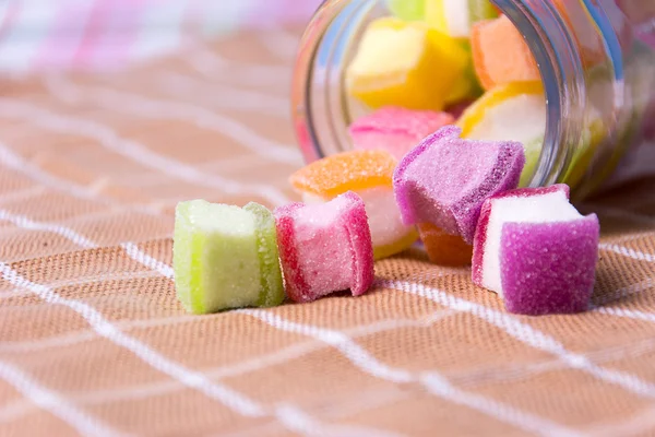 Closeup bomboane colorate în borcan — Fotografie, imagine de stoc