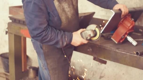 Tiro de mano de molienda de trabajador del metal en fábrica — Vídeos de Stock