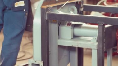 Metal işçisi çalışma fabrikasında