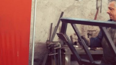 Metal işçisi çalışma fabrikasında