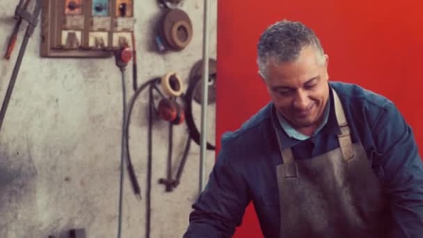 Metallarbeiter bei der Arbeit in Fabrik — Stockvideo