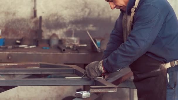 Metallarbeiter bei der Arbeit in Fabrik — Stockvideo