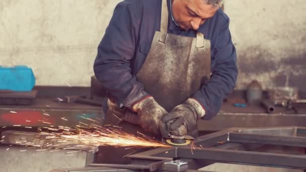 Trabajador de metal Trabajando en fábrica — Vídeo de stock