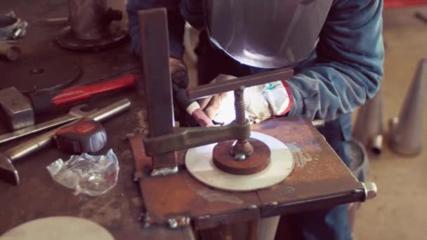 Svařování kovů dělník v továrně — Stock video