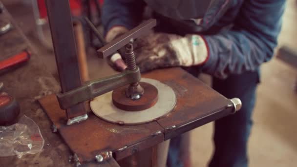 Metalen werknemer lassen in fabriek — Stockvideo