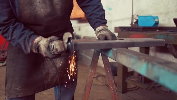Slow-motion shot van metalen werknemer slijpen in fabriek — Stockvideo