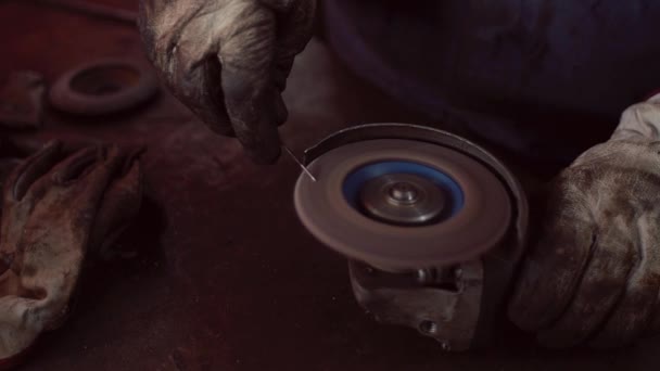 Повільний рух металу працівник шліфування на заводі — стокове відео