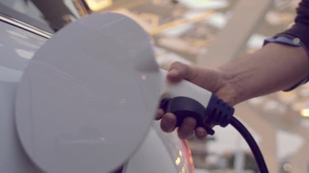 Homem carregando seu carro elétrico — Vídeo de Stock