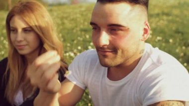 dinlenme ve açık havada konuşan arkadaşlar