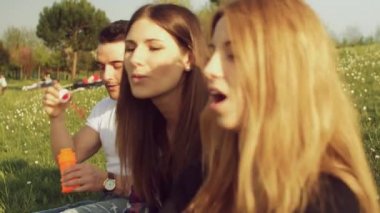 sabun köpüğü ile eğleniyor arkadaşlar