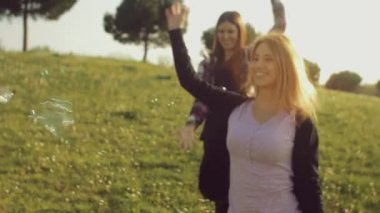 sabun köpüğü ile eğleniyor arkadaşlar