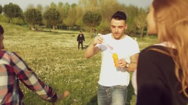 Amici divertirsi con bolle di sapone — Video Stock