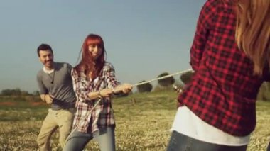 Arkadaşlar birlikte eğleniyor.