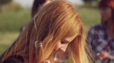 dinlenme ve açık havada konuşan arkadaşlar