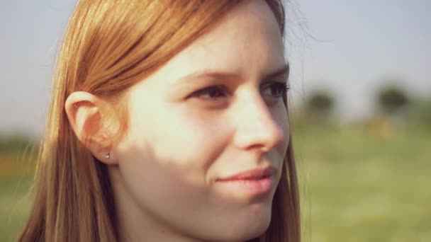 Retrato de uma bela mulher loira — Vídeo de Stock