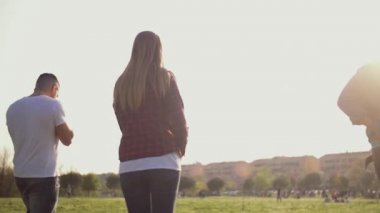 Arkadaşlar birlikte yürüyor. 