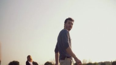 Arkadaşlar birlikte yürüyor. 