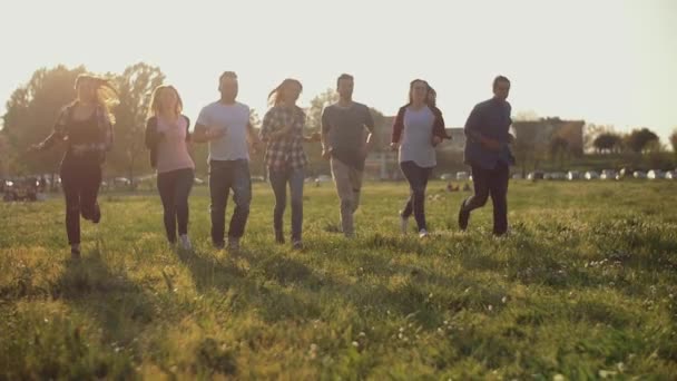 Amigos correndo juntos — Vídeo de Stock