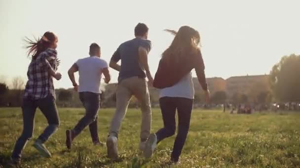 Freunde laufen zusammen — Stockvideo