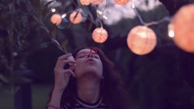 Genç kadın sabun köpüğü ile eğleniyor