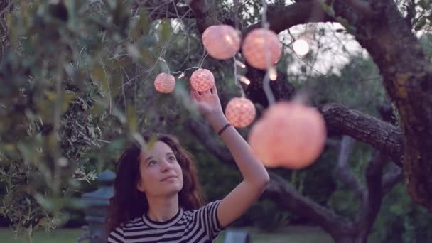Ultrarapid skott av ung kvinna leker med lykta i trädgården — Stockvideo