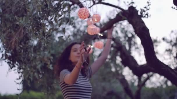 Scatto al rallentatore di giovane donna che gioca con la lanterna in giardino — Video Stock