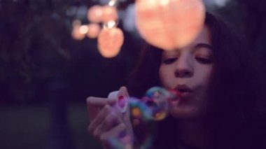 Ağır çekim shot genç kadının sabun köpüğü ile eğleniyor