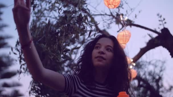 Plan au ralenti de la jeune femme s'amusant avec des bulles de savon — Video