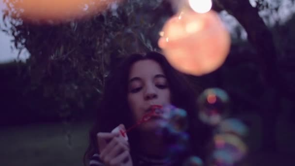 Повільний рух молодої жінки розважається з мильними бульбашками — стокове відео