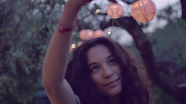 Kieliszek w zwolnionym tempie młoda kobieta biorąc selfie pod latarnie — Wideo stockowe