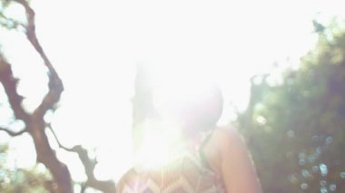 hamile kadının Bahçe doğada. ağır çekimde atış