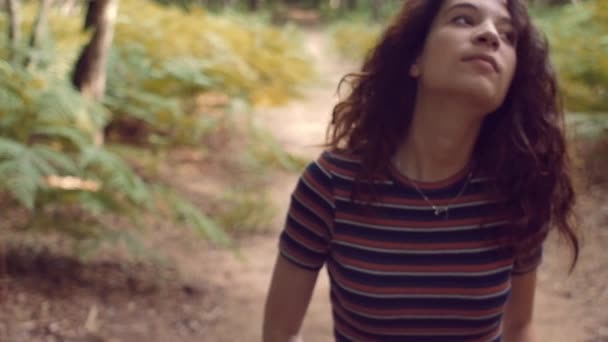 Снимок девушки, гуляющей в лесу — стоковое видео