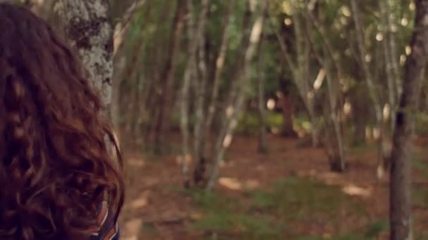 Câmera lenta tiro de menina apreciando a natureza na floresta — Vídeo de Stock