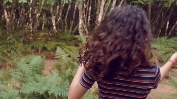 Plan au ralenti de fille s'amuser avec des bulles de savon dans la forêt — Video