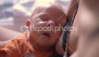 Yeni doğan erkek bebek uykuda annenin göğsünde