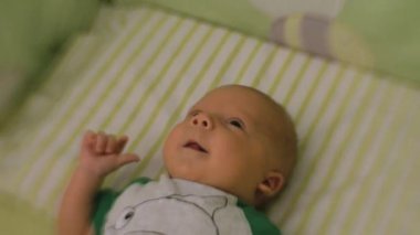 Mutlu sevimli yeni doğan bebek yatakta yatan