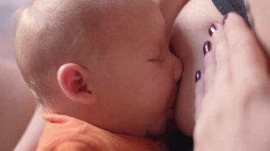 Yeni doğan bebek çocuk emzirme