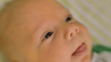 Mutlu sevimli yeni doğan bebek yatakta yatan