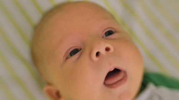 Feliz bebê recém-nascido bonito deitado na cama — Vídeo de Stock