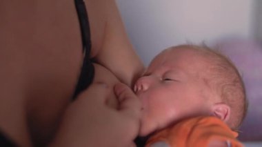 Yeni doğan bebek çocuk emzirme