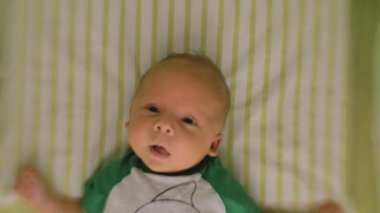 Yeni doğan bebek çocuk yatağa atlıkarınca oyuncak spin bak