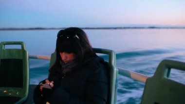 Akıllı telefon kullanan kadın