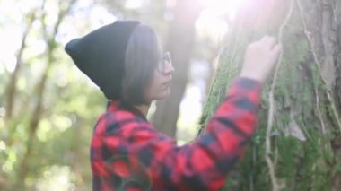 Orman keşfetmek kız