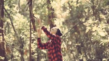 Orman keşfetmek kız